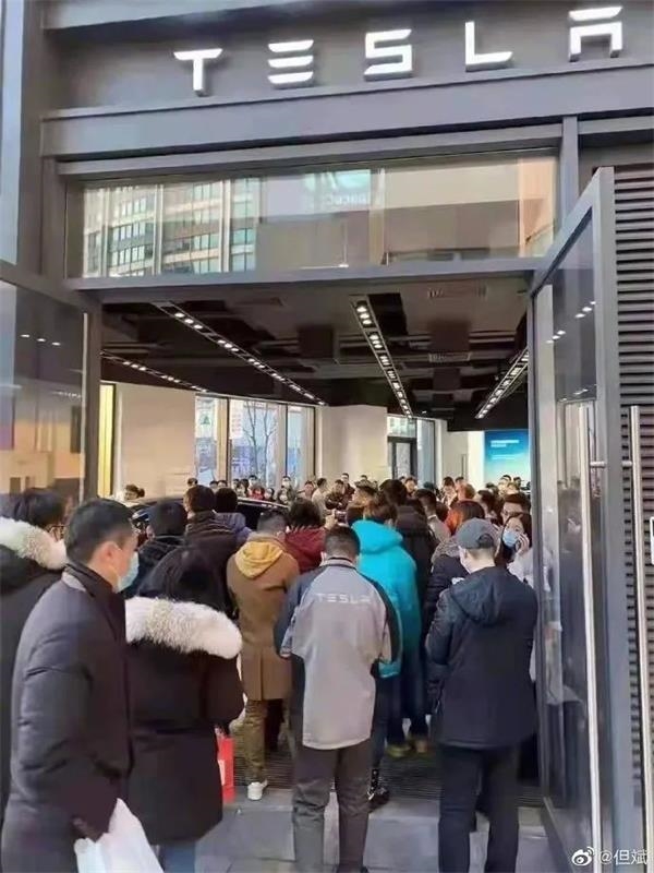 官網,蔚來,狂降,16,特斯拉,搶購 官網崩了、門店擠爆！特斯拉狂降16萬 引發瘋狂搶購潮！蔚來成第一個受害者？